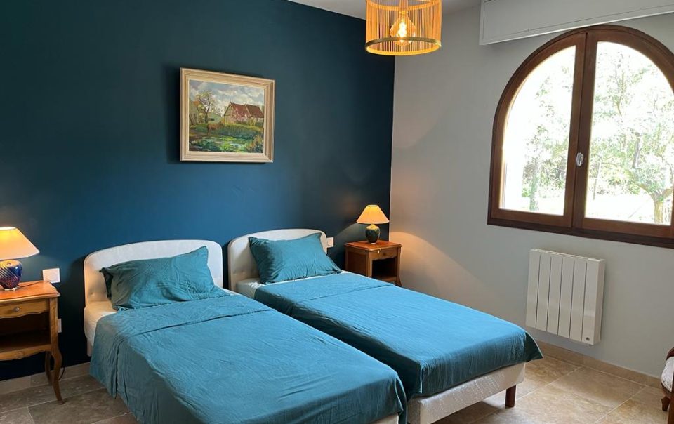 Chambre de M. Prunelle, au RdC,2 lits simples- Villa de vacances Louvière des Garrigues