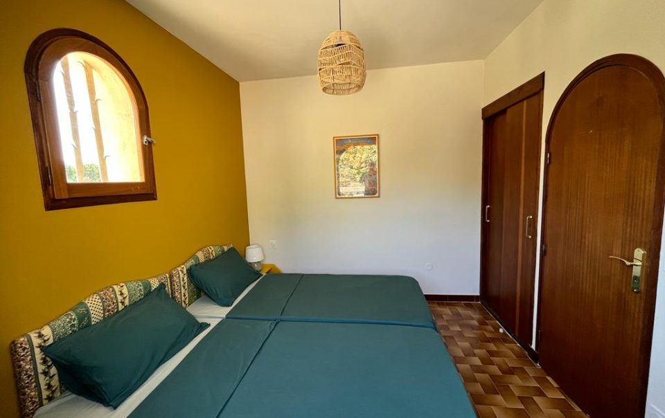 Chambre du Colonel Moutarde, à l’étage- Villa Louvière des Garrigues