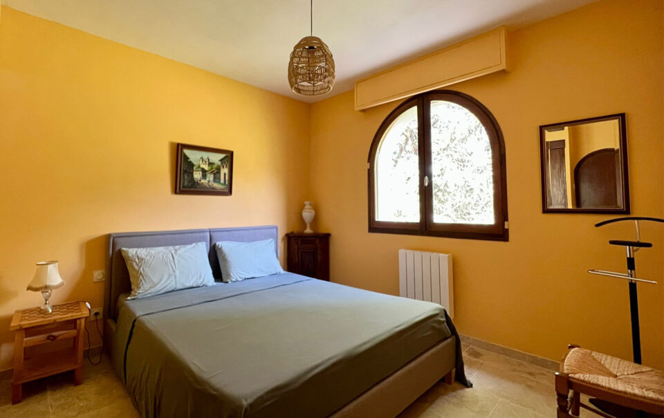 Miss Pêche's room, on the ground floor to the east - La Louvière des Garrigues Mazan