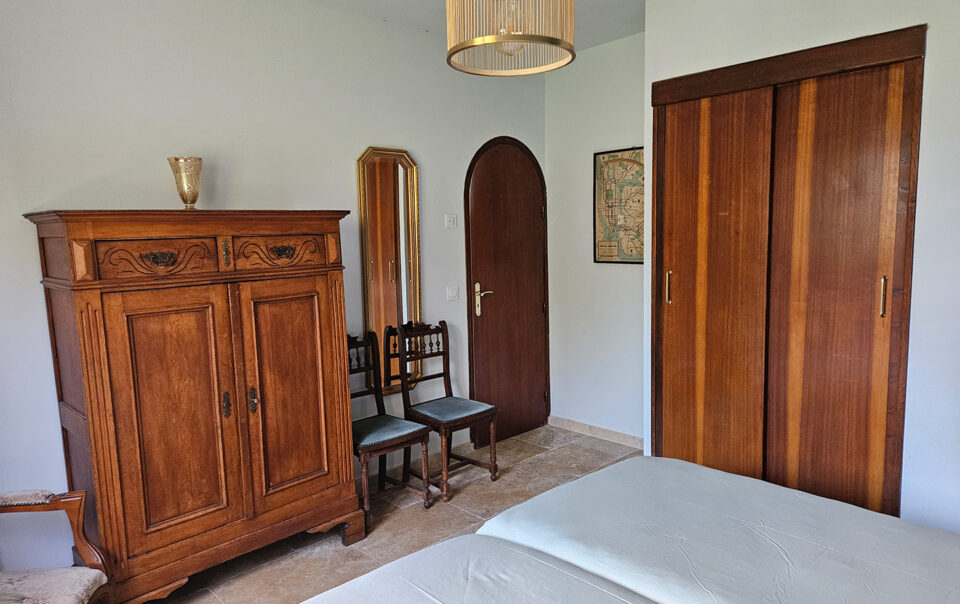 Ground floor bedroom - Louvière des Garrigues holiday villa